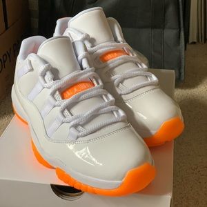 Air Jordan 11 Retro - Bright Citrus - 8.5W/7M